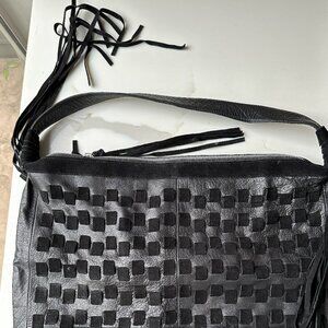 Large Black Woven Purse / Tote w Internal Pockets & Zip Closure